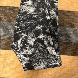 Lululemon sz 8 EUC black and white spackle, tye die-esque no pockets